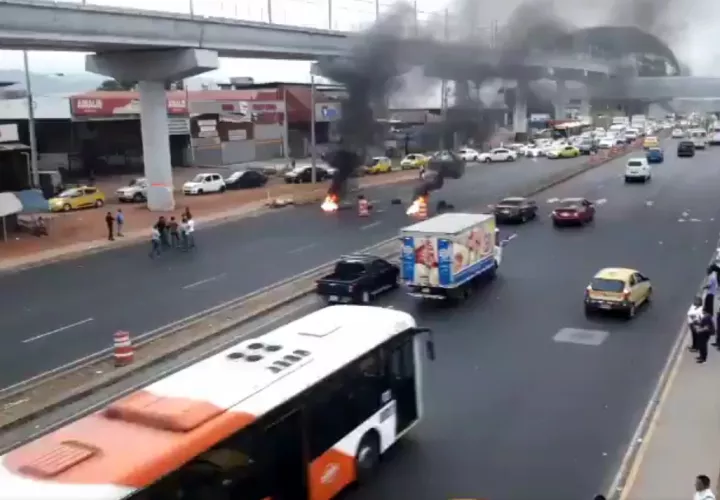 Conductores del transporte "pirata" cerraron la Avenida Domingo Díaz, a la altura de Plaza Tocumen. 