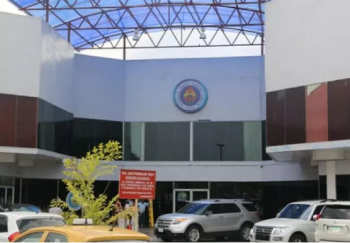 Como medida de protesta transportistas se encadenan en las instalaciones de la ATTT.