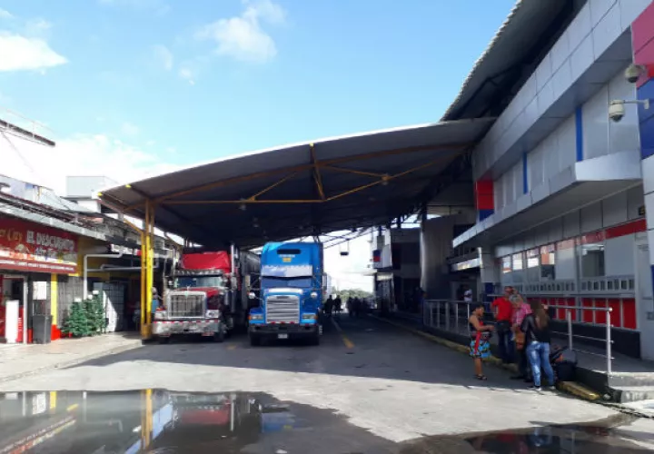 Mora asegura que son millones de dólares los que salen del país por esta práctica y más de 80 transportistas de carga panameños afectados de manera directa.