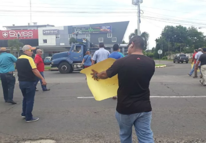 La protesta se mantuvo por más de una hora  en la vía Interamericana. Foto: José Vásquez. 