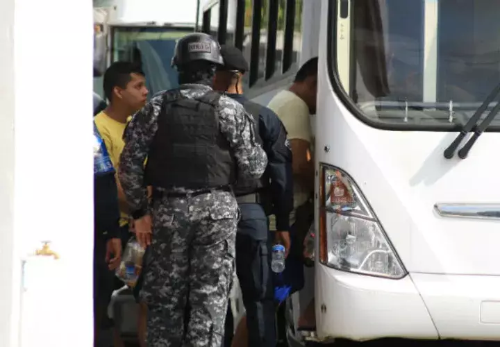 Fuerzas especiales y antimotines de la Policía Nacional apoyaron el traslado de los reclusos. Foto: Eric A. Montenegro.