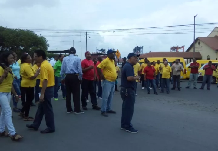 Un grupo de transportistas están cansados del retraso en la reparación de las calles y vías principales de Colón. Foto/Diómedes Sánchez