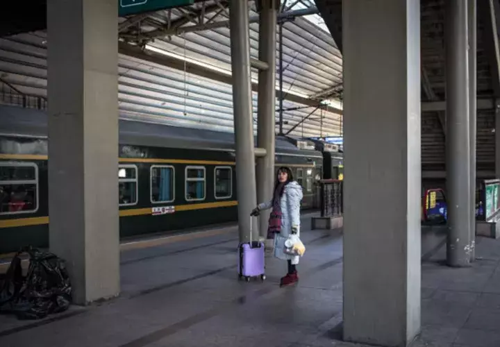  Para poder abastecer la mastodóntica demanda, se han puesto en marcha las clásicas medidas de contingencia: casi 4,800 trenes kilométricos de ida y mismo número para la vuelta, antes y después de los días que rodean al Año Nuevo, el próximo día 5 de febrero.FOTO/EFE