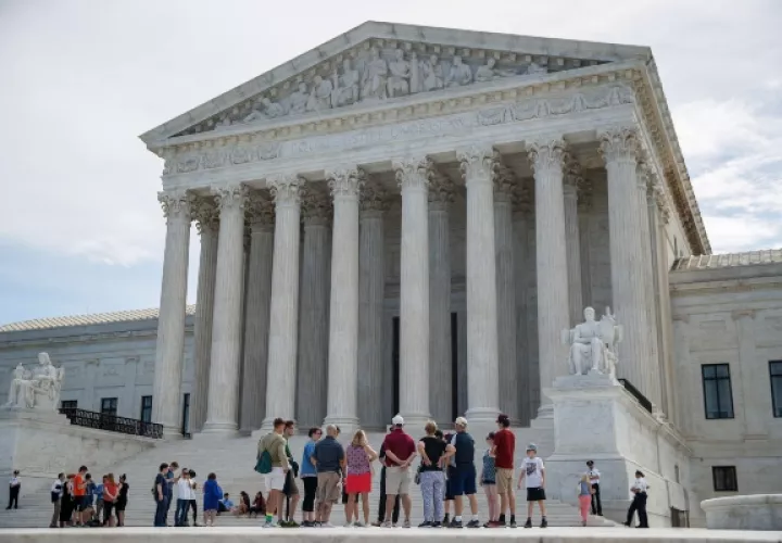 El Tribunal Supremo de los Estados Unidos ha dicho que el presidente Donald J. Trump puede usar 2.500 millones de dólares estadounidenses o 2.240 millones de euros de fondos del Pentágono para una sección del muro en los proyectos de la frontera sur en California, Arizona Nuevo Mexico. FOTO/AP