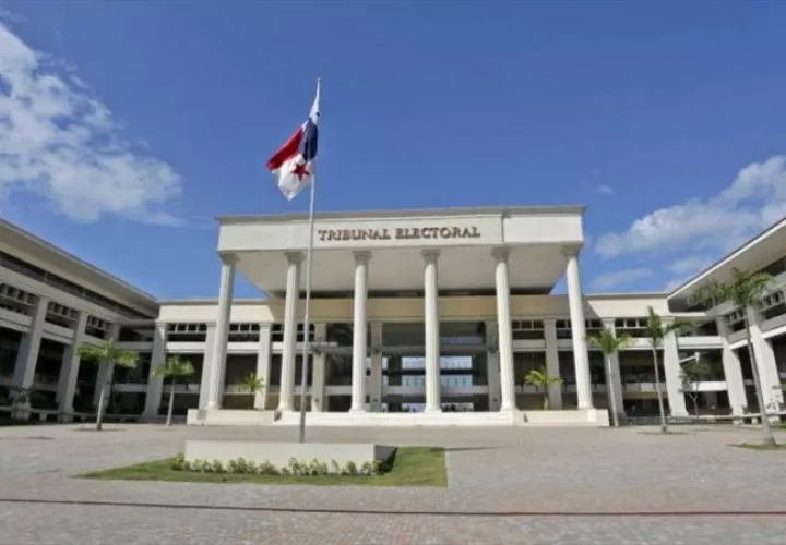Solo las cédulas vencidas que tienen la bandera de Panamá de fondo son a las que se le extiende el periodo de vigencia.