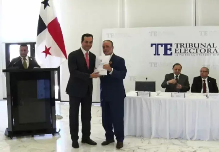 Hernando Carrasquilla recibió padrón en representación de CD. Twitter