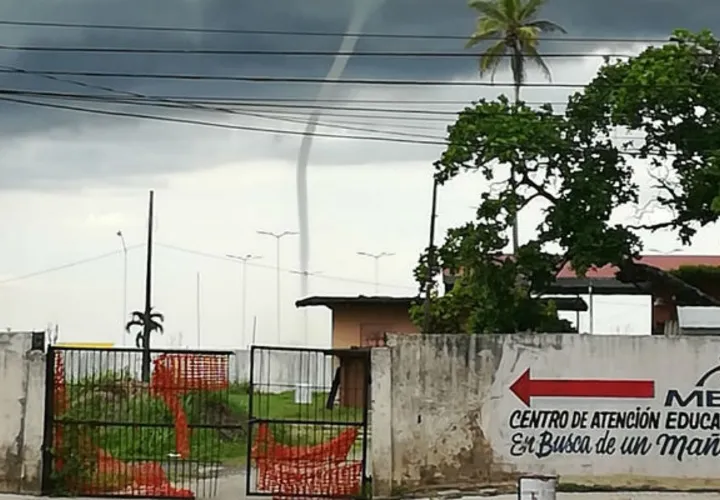 El fenómeno atmosférico se formó en la bahía de Manzanillo. Foto: Diómedes Sánchez S. 