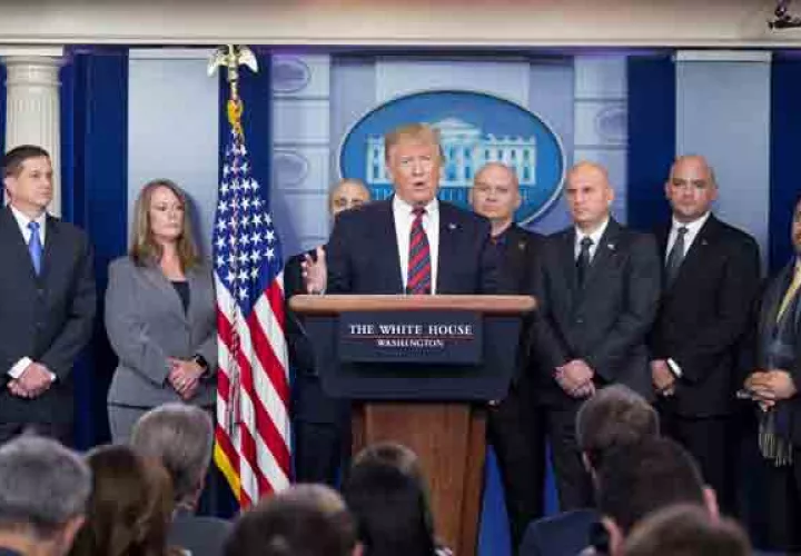 El presidente Donald Trump espera presentar una serie de medidas que terminen con el cierre de la administración. FOTO/AP