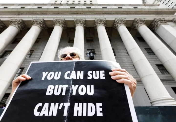 Los participantes portaban una pancarta en la que se podía leer "Que se procese políticamente a Trump", así como carteles en los que defendían el derecho del Congreso a conocer las finanzas del presidente, que los Trump están dispuestos a demostrar que es ilegítimo. FOTO/AP