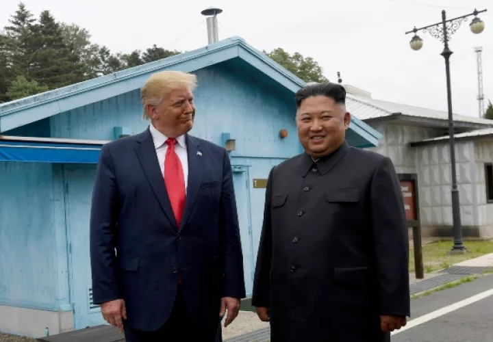 Kim se ha aproximado desde el pabellón Panmungak, el lado norte de la JSA, y se ha dirigido a la línea de demarcación militar (MDL), donde le esperaba Trump. FOTO/AP