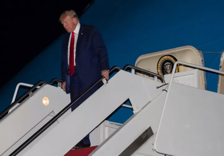 El presidente Donald Trump instó a las legisladoras a regresar a sus países de procedencia, que describió como "lugares infestados de crimen". FOTO/AP