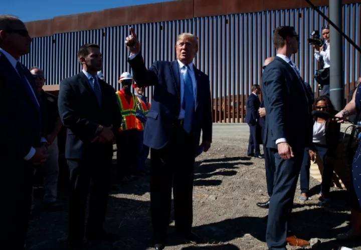 El presidente realizó el recorrido junto a altos funcionarios de la Oficina de Aduanas y Protección Fronteriza (CBP, por sus siglas en inglés), de Seguridad Nacional y del Cuerpo de Ingenieros del Ejército, así como también de trabajadores de la construcción. FOTO/AP