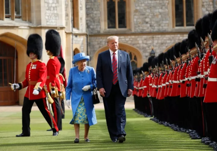 Foto de archivo del 13 de julio de 2018, el presidente de los Estados Unidos Donald Trump y la reina Isabel del Reino Unido inspeccionan la Guardia de Honor en el Castillo de Windsor en Windsor, Inglaterra. FOTO/AP