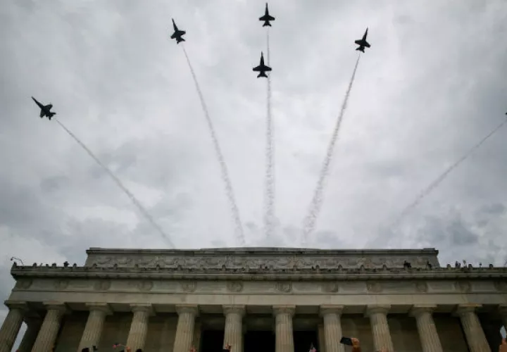 Aviones cazas de la Marina surcan el cielo en Washington. Foto: AP. 