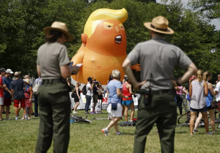 El globo infable "Bebe Trump" también fue atracción el 4 de julio. Foto: AP. 