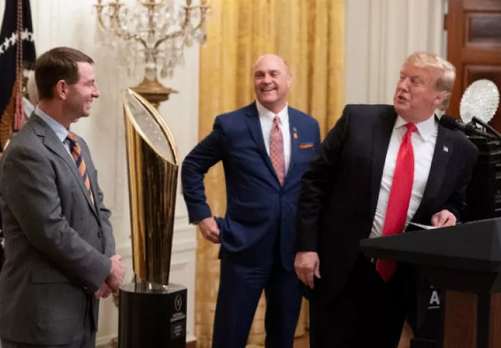 El entrenador de los Tigers de Clemson, Dabo Swinney (izq), escuchaa a Trump (der.), en la Casa Blanca. Foto: EFE.