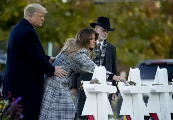 El presidente Trump y su esposa Melania colocan ofrendas a las tumbas.Foto: AP. 