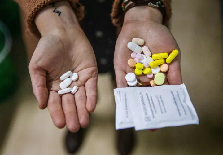 Un nuevo tratamiento contra la tuberculosis (izq.) incluye muchas menos pastillas que el tradicional (der.). Foto/ Michele Spatari/Agence France-Presse — Getty Images.