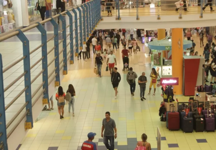 Diferentes centros comerciales apoyan la actividad del Black Weekend, lo que atrae a gran cantidad de turistas. Víctor Arosemena.