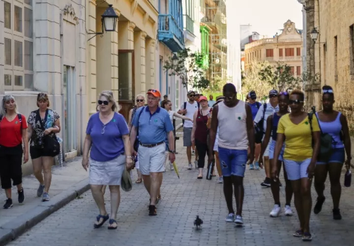 Desde que llegó a la Casa Blanca en enero de 2017, Donald Trump ha endurecido la política hacia Cuba con sanciones a los hoteles de la isla, reducciones del personal diplomático y la activación de una ley que permite demandas en tribunales estadounidenses por bienes expropiados tras la Revolución de 1959. FOTO/EFE