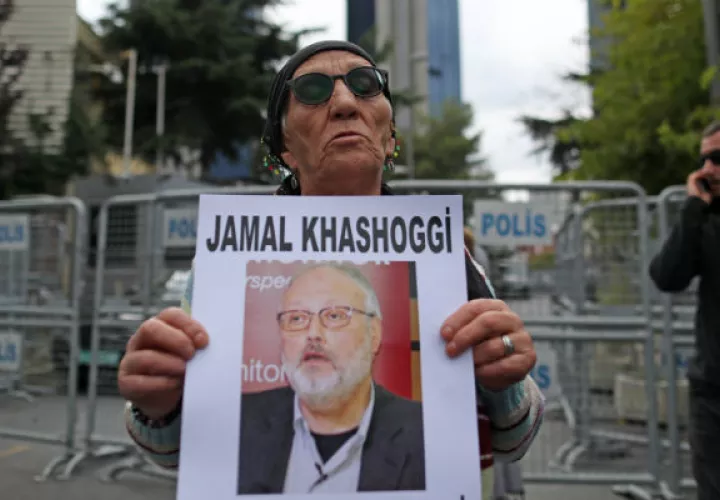 Activistas turcos protestan por el crimen de Khashoggi en Estambul. Foto: EFE.