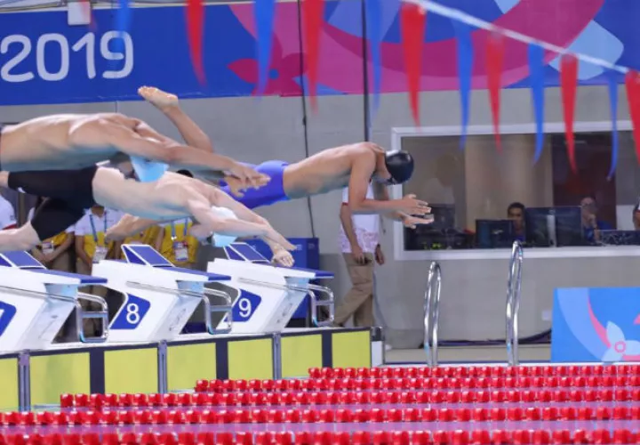 Tyler Christianson se lanza a la pileta. Foto Cop