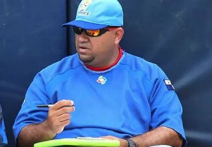 Audes de León, técnico de la U14. Foto:Fedebeis