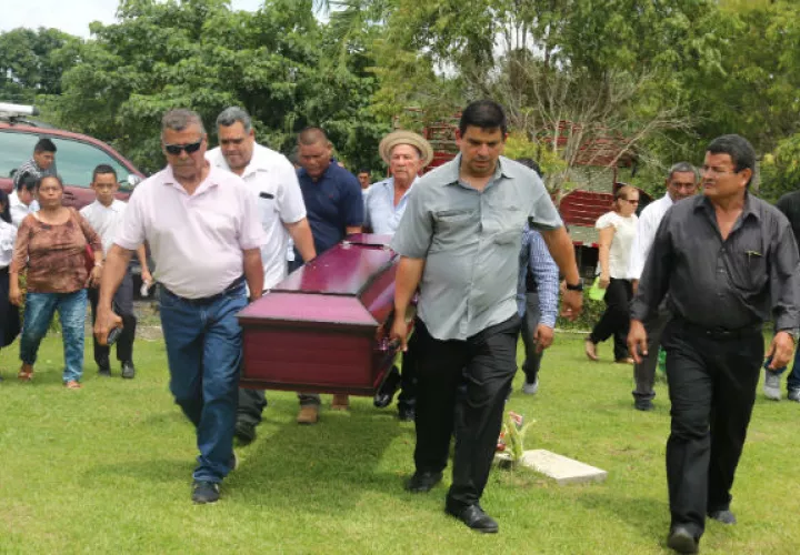 Familiares, estudiantes, docentes, vecinos y amigos asistieron al funeral. Foto: Melquíades Vásquez.
