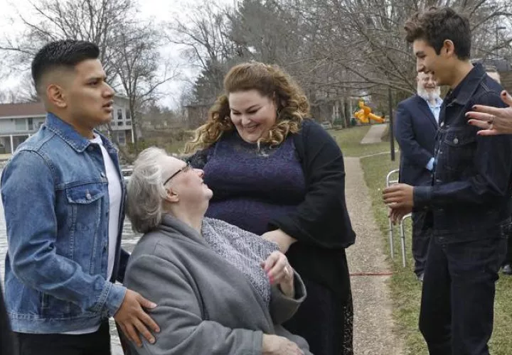 Los verdaderos protagonistas saludan a quienes los  personificaron  en la película. Foto: Prensa Libre