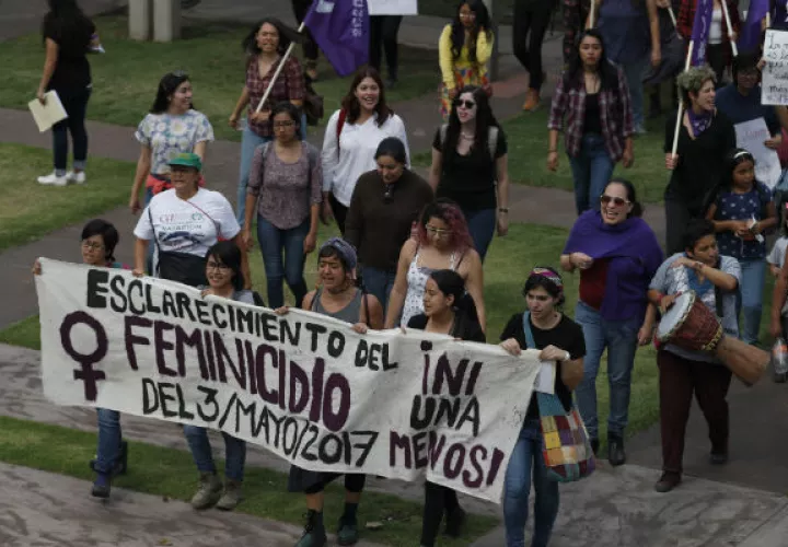 Un grupo de estudiantes protestan por los actos de violencia. FOTO/AP