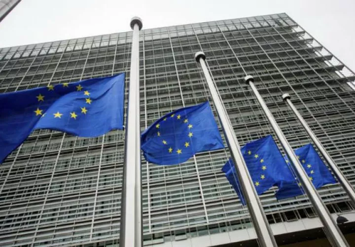 Imagen de banderas de la Unión Europea frente a la sede de la Comisión Europea en Bruselas. Foto: EFE