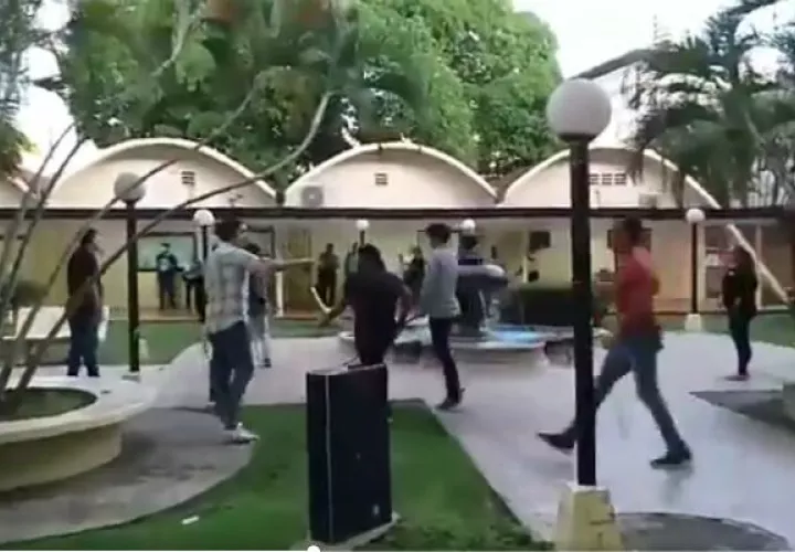 Gremios estudiantiles de la Universidad de Panamá se van a los golpes. Cortesía 
