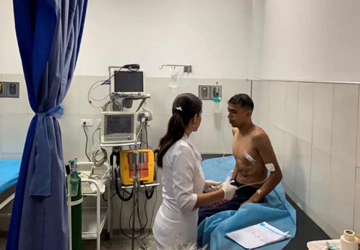 Un manifestante contrario al Gobierno de Nicolás Maduro es atendido en el Centro de Especialidades Médicas tras los enfrentamientos entre manifestantes y la Guardia Nacional Bolivariana. FOTO/EFE