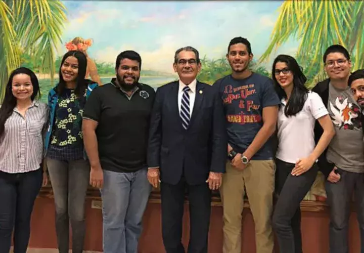  El rector de la Universidad Tecnológica de Panamá (UTP), Héctor Montemayor, junto a la Asociación Estudiantil de esta Casa de Estudios. 