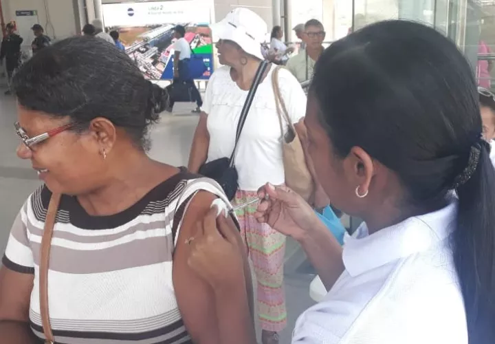 La vacuna contra la influenza debe colocarse todos los años.