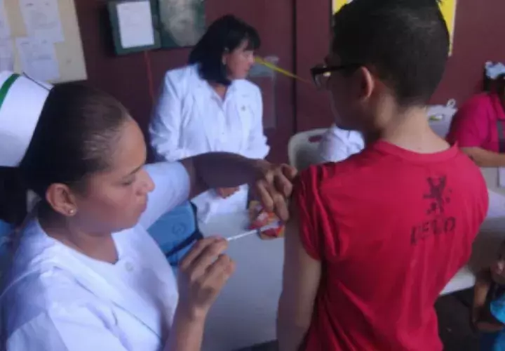 Todas las escuelas piden una copia de la tarjeta de vacunación de los estudiantes para meterlas en su expediente y así estar listos en todo momento. Foto: Panamá América
