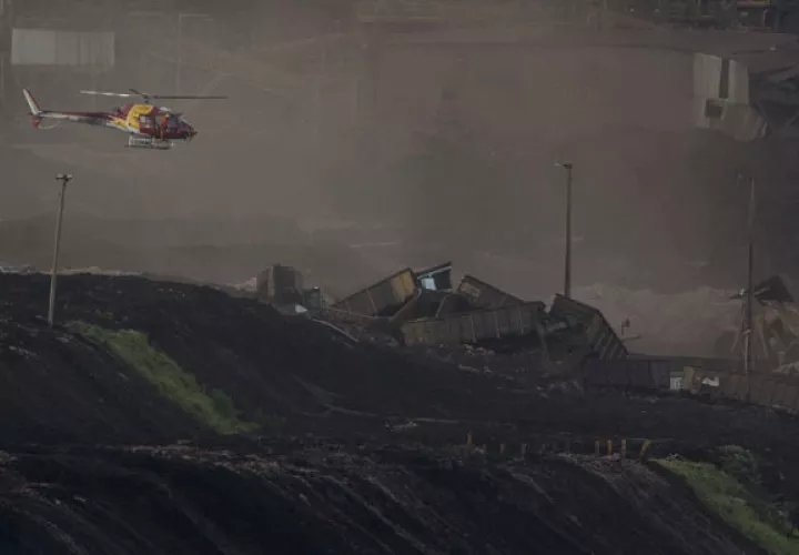 Un helicóptero vuela por el área de la catástrofe. FOTO/AP