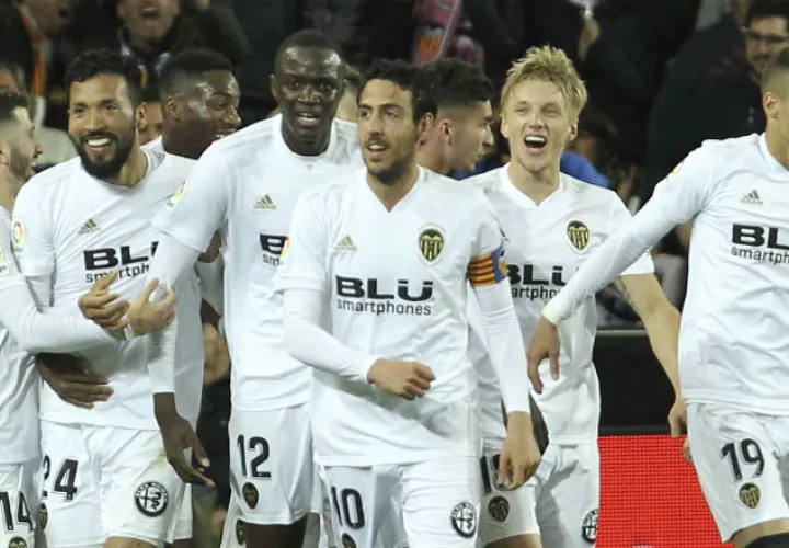 Jugadores del Valencia festejan el triunfo ante Real Madrid. Foto:AP