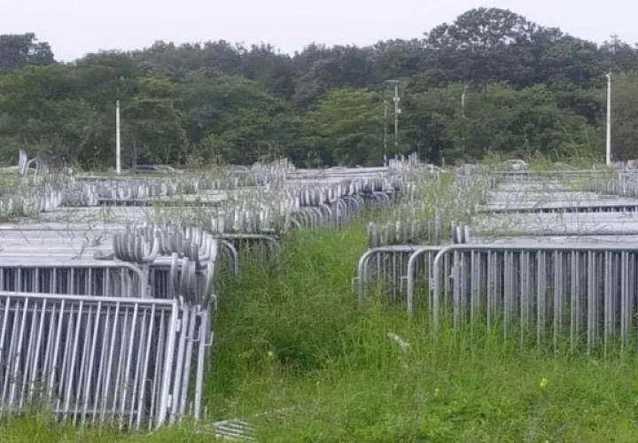 Las vallas metálicas estaban en medio de la maleza en Metro Park, lugar donde bajó el telón de la JMJ en Panamá el 27 de enero de 2019.