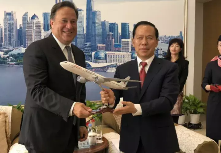 El mandatario Juan Carlos Varela junto al presidente de la aerolínea China Eastern, Liu Shaoyong. Foto / Cortesía.