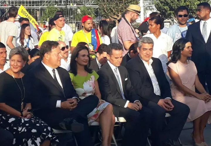 El presidente Juan  Carlos Varela, la primera dama, Lorena Castillo de Varela y la Canciller Isabel Saint Malo estuvieron en la misa de apertura de la JMJ. Foto: Cancillería de Panamá.