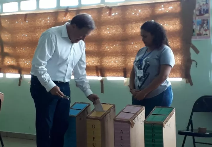 El presidente Juan Carlos Varela, emitió el voto en la escuela Ildaura Vieto, mesa 2504. Foto/Thays Domínguez