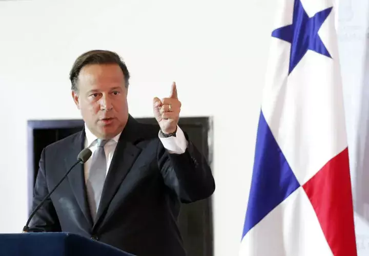 El presidente Varela le da una lección de cervezas a jóvenes de la UTP. Foto: Archivo Panamá América.