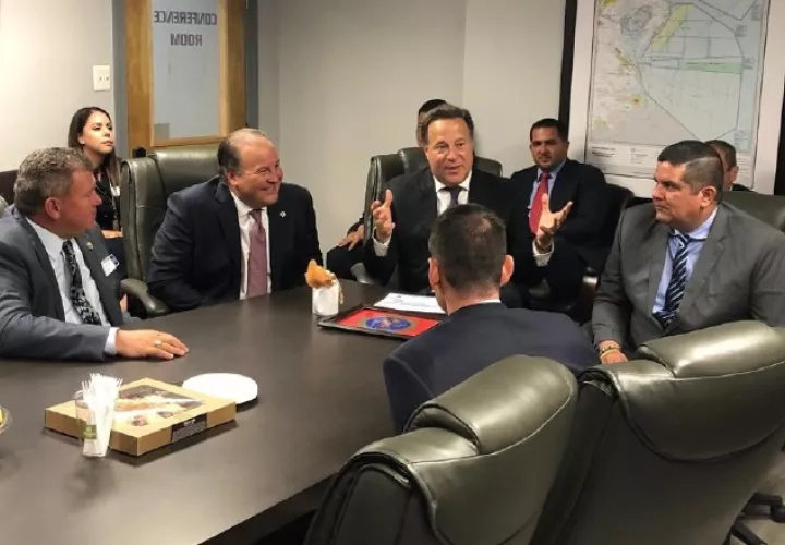 Reunión en Maryland, en una empresa que equipará aeronave para combate al narcotráfico. Foto de cortesía
