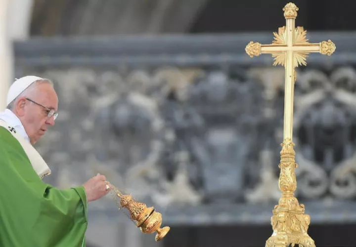 El nuevo director de la oficina de prensa del Vaticano, el italiano Matteo Bruni, aunque nació el 23 de noviembre de 1976 en Winchester (Reino Unido), se ocupaba ya en la misma de cuestiones logísticas y también en la organización de los viajes del papa, acompañando a los periodistas.