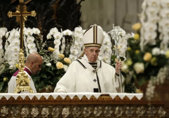 Tras el rito del encendido, marcación y bendición del cirio se celebró la "Liturgia de la Palabra", la "Liturgia Bautismal" y la "Liturgia Eucarística".