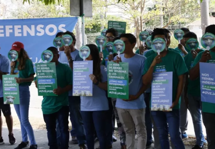 Panameños se quejan de que la veda actual los mantiene en indefensión contra el hampa armado.  Archivo