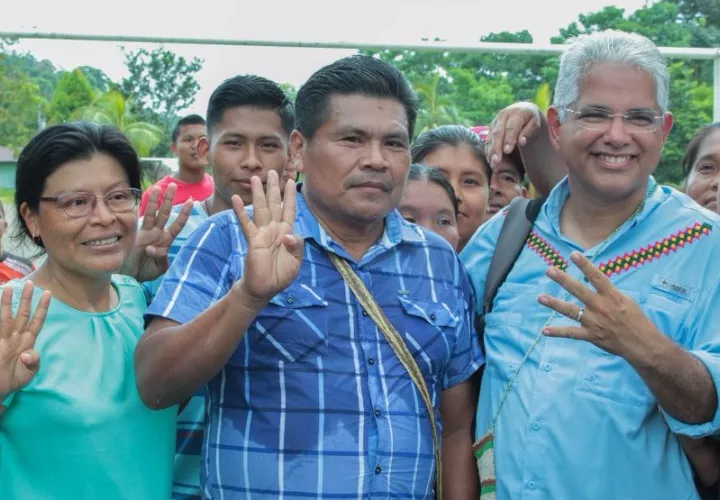 Venancio Palacio Guerra (centro) fue el ganador de las elecciones parciales de desempate para el cargo de representante en el corregimiento de Kankintú. 