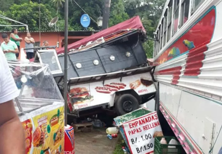 El  bus se enganchó con la estructura, y se vino abajo. Foto: Diómedes Sánchez