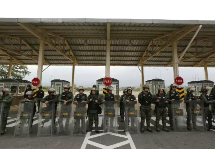Guardias Bolivarianos apostados en paso fronterizo de Cúcuta. Foto: AP.